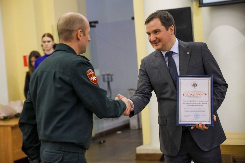 Губернатор Архангельской области вручил благодарственные письма коллективам Росгвардии